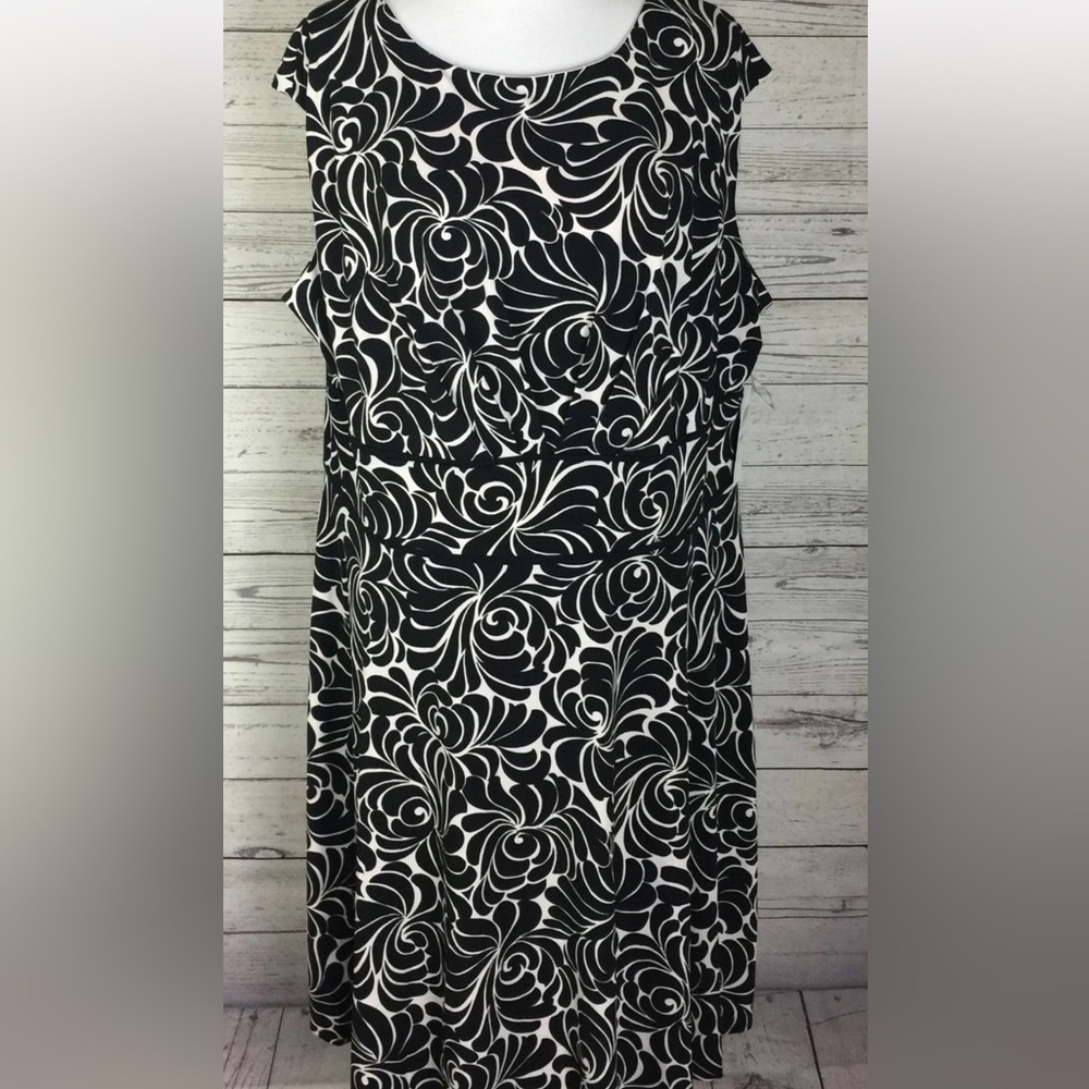 London Times Black and White Floral Sheath Dress